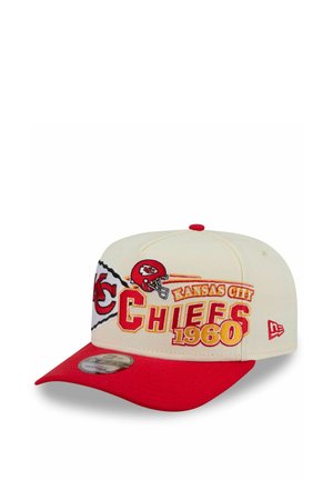 Kansas City Chiefs Mütze mit rotem Schirm, Team-Helmlogo und "Kansas City Chiefs 1960" auf der cremefarbenen Krone gestickt.