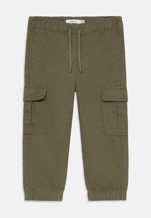 Cargo bukser i olivengrøn bomuldsblanding, med elastisk talje med snor, sidelommer og ribbede manchetter.