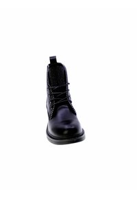 Stivale alla caviglia nero con design allacciato, tomaia in rete testurizzata, corpo in pelle liscia e punta rotonda. Presenta cuciture decorative lungo le suole.