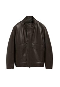 Giubbotto in pelle marrone con colletto alto, chiusura a zip e due grandi tasche frontali; presenta una texture liscia e un design dalla vestibilità comoda.