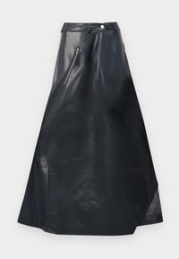 Gonna maxi in pelle nera con tasche con zip, una vita aderente e una finitura texturizzata. Presenta un orlo inclinato per un look contemporaneo.