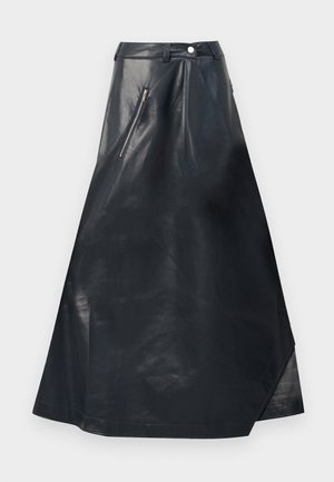 Schwarzer Leder-Maxi-Rock mit Reißverschluss-Taschen, einer taillierten Taille und einer strukturierten Oberfläche. Verfügt über einen schrägen Saum für einen modernen Look.