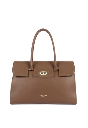 Borsa in pelle marrone con texture, due manici corti, patta pieghevole, chiusura con hardware dorato e logo impresso sul davanti.