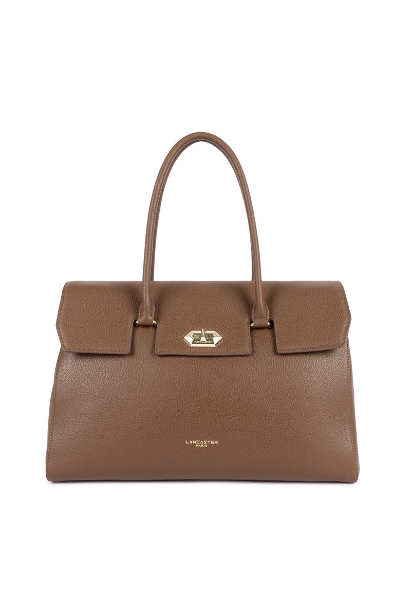 Borsa in pelle marrone con texture, due manici corti, patta pieghevole, chiusura con hardware dorato e logo impresso sul davanti.