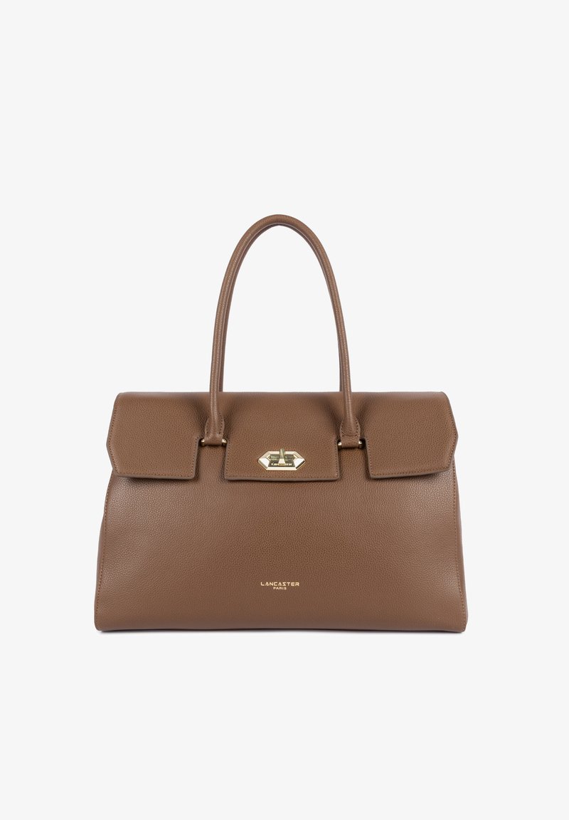 Borsa in pelle marrone con texture, due manici corti, patta pieghevole, chiusura con hardware dorato e logo impresso sul davanti.