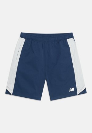 Μπλε ναυτικό αθλητικό σορτς με λευκές πλαϊνές λωρίδες, ελαστική μέση, πλαϊνές τσέπες και λευκό λογότυπο New Balance στο αριστερό πόδι.