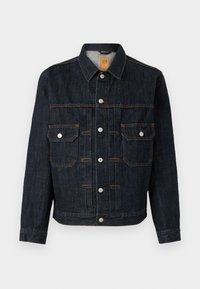 Donkerdenim jacket met een knoopsluiting aan de voorkant, twee borstzakken, witte knopen en oranje stiksels. Klassiek ontwerp met een kraag en lange mouwen.