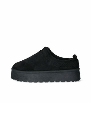 Scarpe slip-on nere in suede con superficie texture, punta arrotondata e suola in gomma spessa con grip. Dettagli di cucitura in evidenza.