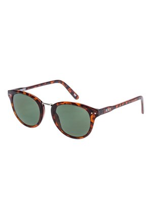 Lunettes de soleil en écaille brune avec des verres verts, montures rondes et accents métalliques subtils ; comporte un logo sur le côté.