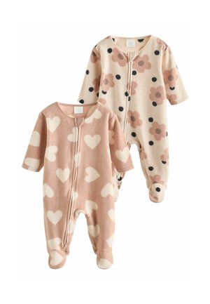Twee fleece babyslaapjes met lange mouwen, één roze met witte hartjes, de andere crèmekleurig met roze bloemen en zwarte stippen, beide met rits aan de voorkant.