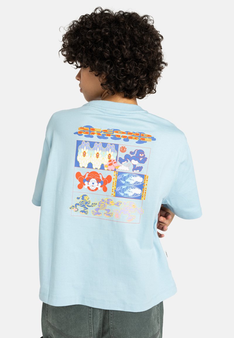 T-shirt en coton bleu clair avec un imprimé graphique coloré au dos, comprenant divers motifs, y compris des personnages et des dessins. Coupe décontractée.