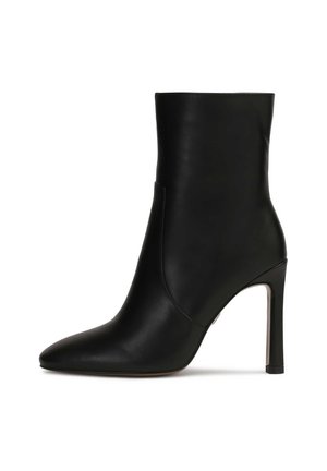 Črne usnjene gležnjarje z ostrim nosom, visokim stiletto peto in gladko teksturo. Imajo eleganten dizajn in minimalne detajle.
