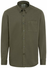 Chemise à manches longues vert olive en tissu lisse ; dotée d'un col boutonné, d'une poche poitrine et de boutons gris avec une couture contrastante.