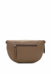 Kožené psaníčko v barvě kouřové, s kulatým tvarem a strukturovaným povrchem. Má přední kapsu na zip a minimální kovové doplňky.