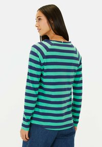 Langarmshirt met horizontale marineblauwe en groene strepen, zachte stof, ronde halslijn en een sleutelgatdetail aan de achterkant.