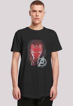 Svart t-skjorte med grafisk design av et rødt Iron Man-hjelm og et Avengers-logo, trykket i hvitt og grått. Korte ermer, avslappet passform.