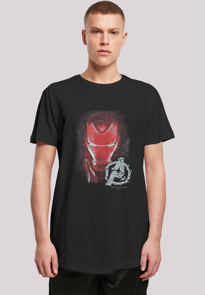 Svart t-skjorte med grafisk design av et rødt Iron Man-hjelm og et Avengers-logo, trykket i hvitt og grått. Korte ermer, avslappet passform.
