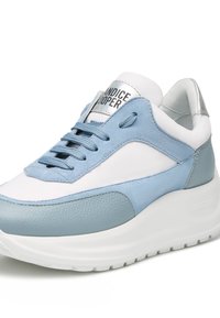 Sportschuhe mit einem Obermaterial aus weißem Leder, hellblauen Wildlederakzenten, silbernen Details an der Ferse und einer dicken weißen Plateausohle.