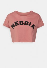 Camiseta rosa corta de algodón con texto negro "NEBBIA" en forma de arco en la parte frontal, cuello redondeado y mangas cortas.