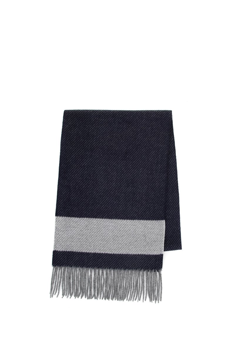 Sciarpa blu scuro con una striscia orizzontale grigio chiaro, caratterizzata da un motivo a spina di pesce e bordi frangiati per una maggiore texture.