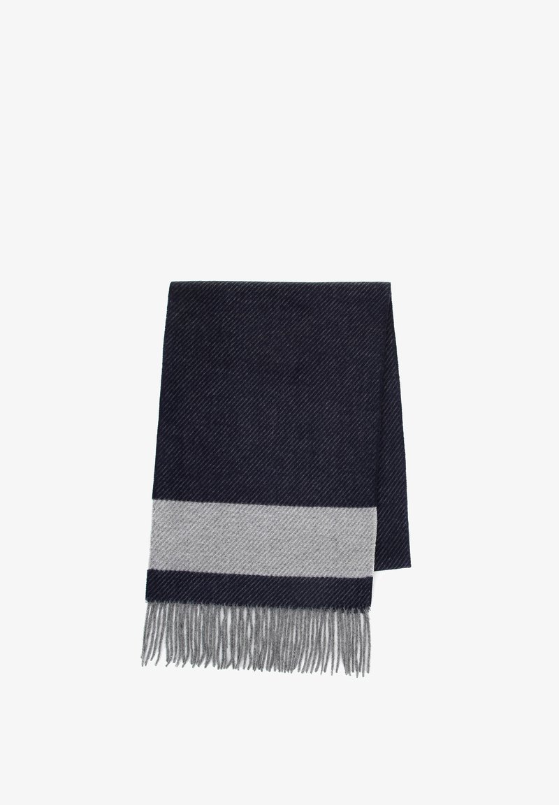 Écharpe bleu marine foncé avec une rayure horizontale gris clair, présentant un motif chevron et des extrémités à franges pour plus de texture.