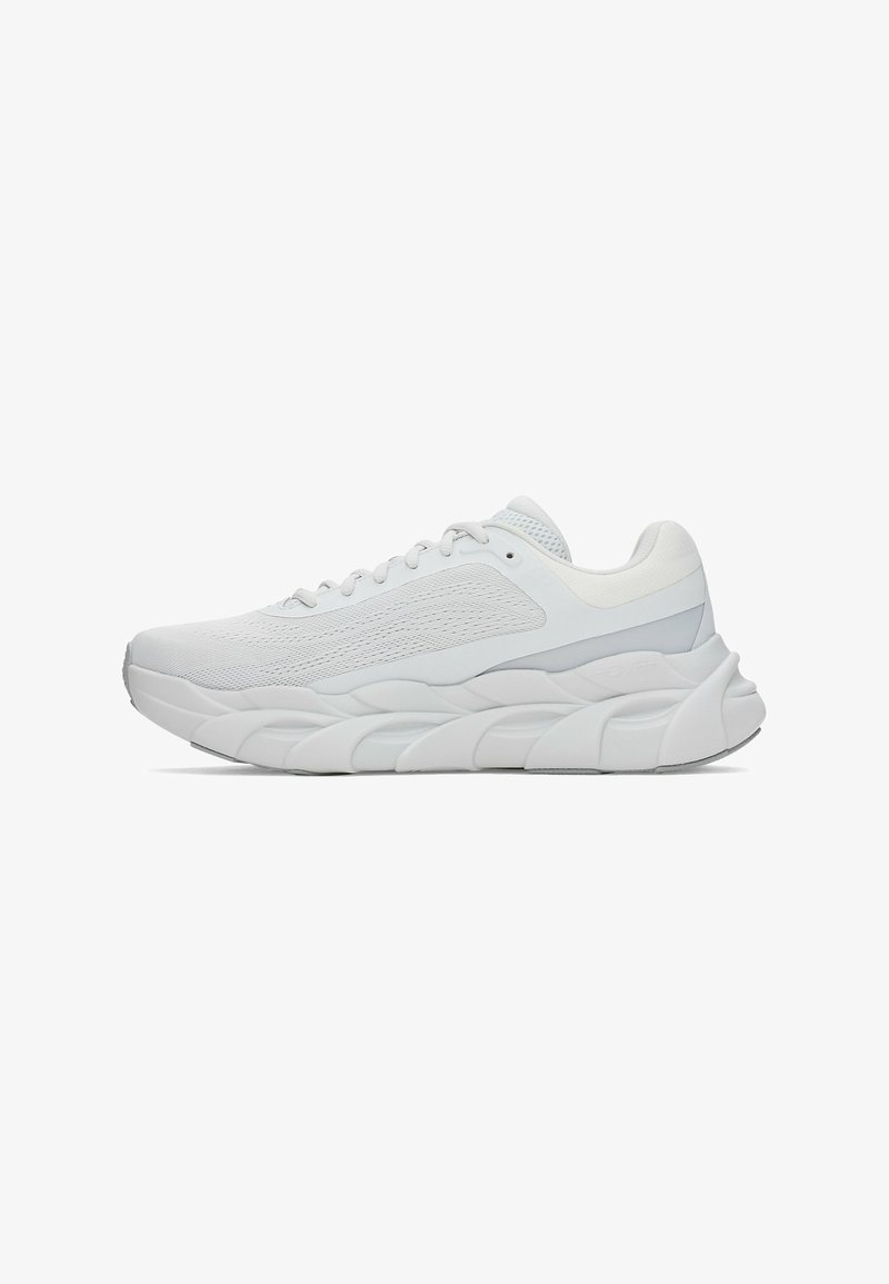 Baskets de sport blanches avec un dessus en maille texturée, une semelle rembourrée et un design superposé. Comprend des lacets et un bout arrondi. Accents lisses sur le talon.