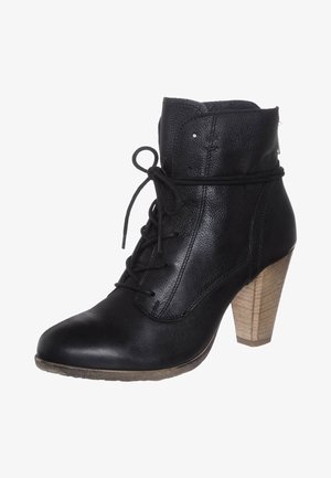 Czarne skórzane botki za kostkę z okrągłym noskiem, sznurowaniem oraz teksturowanym, tanowym drewnianym obcasem. Projekt zawiera przeszuwane akcenty.