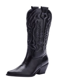 Bota vaquera de cuero negro con punta afilada, costuras decorativas y un tacón apilado. Presenta lengüetas para facilitar su uso.