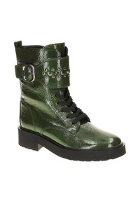 Groene gepatineerde leren enkellaarsjes met een ronde neus, vetersluiting aan de voorkant, gestikte riemdetails en een chunky zwarte zool.