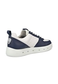 Navy ja valge nahast tennisepaar tekstuursete detailide, perforatsioonidega külgedel ja kergest valgest kummist tallast, millel on lõiked.