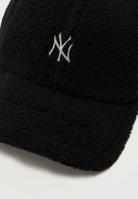 Baseball cap de fleece preto com logótipo interligado "NY" em branco bordado no centro da frente.
