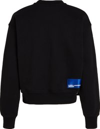 Sudadera negra, de cuello redondo, con mangas largas y puños y dobladillo acanalados. Presenta un parche de logo azul en la parte baja de la espalda izquierda. Textura suave.