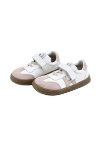 Zapatillas deportivas blancas y rosas con puntera de ante y suela de goma. Cuentan con una tira de velcro y detalles de cordones; diseñadas para ofrecer comodidad y soporte.