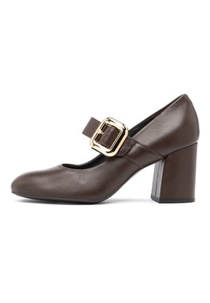 Ciemnobrązowy skórzany but typu Mary Jane z grubym, średniej wysokości obcasem i dużą złotą klamrą na pasku.
