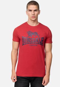 Lonsdale SILVERHILL - Tricou cu imprimeu - dark red/navy
