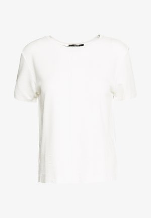 Top blanco con textura, de manga corta, con escote redondo y una sutil costura vertical en la parte delantera.