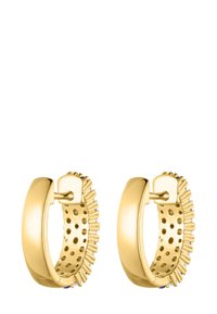 Goldene Creolen mit glatter Außenseite, gepunktetem Innenraum und strukturiertem Rand mit metallischen Akzenten. Der Durchmesser ist für den täglichen Gebrauch geeignet.