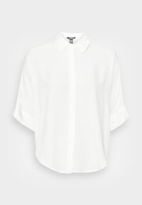 Camicia bianca a maniche corte, realizzata in tessuto leggero, dalla vestibilità rilassata, con colletto a punta, dettagli con maniche arrotolate e una sottile trama.