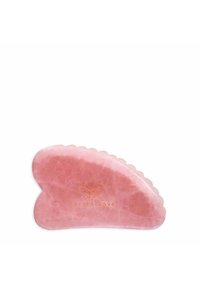Różowa kwarcowa narzędzie guasha w kształcie serca, gładka struktura, jasnoróżowy kolor, z złotym logo "CRYSTALLOVE" na powierzchni.