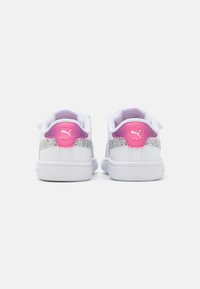 Sneakers bianche con accenti rosa e dettagli glitterati argento. Design arrotondato sul retro, materiali testurizzati e lacci in contrasto. Logo PUMA sul tallone.