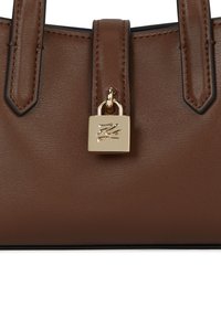 Hnědá kabelka z umělé kůže s hladkým povrchem a zlatými doplňky. Disponuje charakteristickým zámkem a kontrastním černým lemováním.