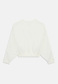 Vit långärmad kort sweatshirt med rund halsringning samt ribbade muddar och nederkant, uppvisad liggande på en vit bakgrund.