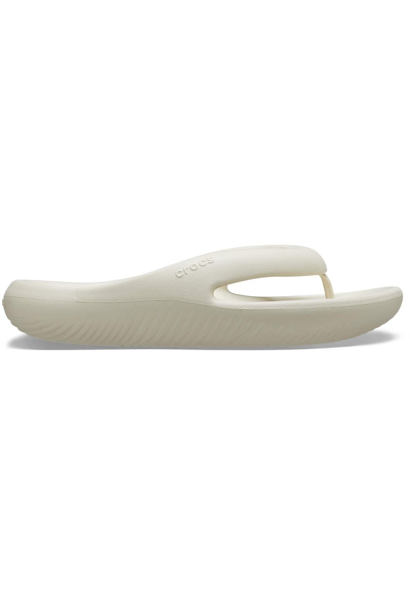 Witte, flexibele slippers met een gladde afwerking, open tenen en een verhoogde, textuurgevoelige zool. Heeft een minimalistisch ontwerp zonder extra accenten.