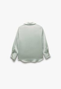 Lys grøn satinbluse med lange ærmer, klassisk krave og knaplukning ved håndleddene. Glat overflade og buet kantdesign.