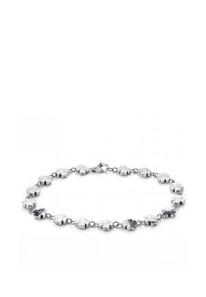 Hopeinen rannekoru, jossa on linkitettyjä nelilehtisiä apilan koristeita ja hummerilukko, esillä valkoisella taustalla.