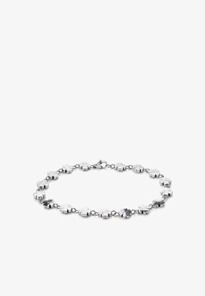 Hopeinen rannekoru, jossa on linkitettyjä nelilehtisiä apilan koristeita ja hummerilukko, esillä valkoisella taustalla.