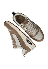 Beige en witte sneakers gemaakt van leer en gaas, met een ronde neus, geperforeerd ontwerp, vetersluiting en rubberen zool met blauwe accenten.
