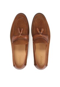 Mocasini din suede maro cu un accent din piele maro și detalii cu ciucuri. Interior neted cu brand gravat, vârf rotund și talpă contrastantă.