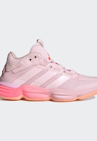Chaussure de sport montante rose clair avec tige en mesh et synthétique, trois bandes latérales, col matelassé et semelle en caoutchouc dégradée rose.