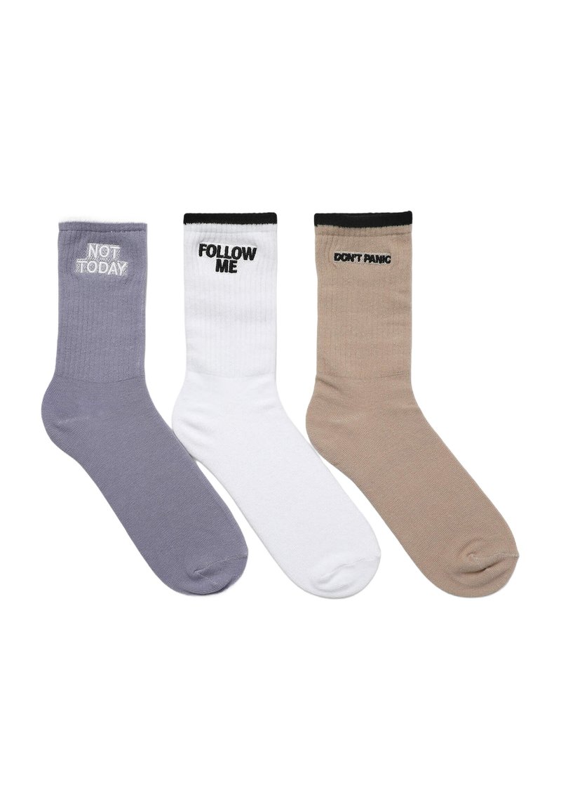 Trzy pary skarpetek w kolorze lawendowym, białym i beżowym, z kontrastującymi czarnymi ściągaczami. Każda skarpeta ma inny tekst: "NIE DZIŚ", "POPROWADŹ MNIE" oraz "NIE PANIKUJ".